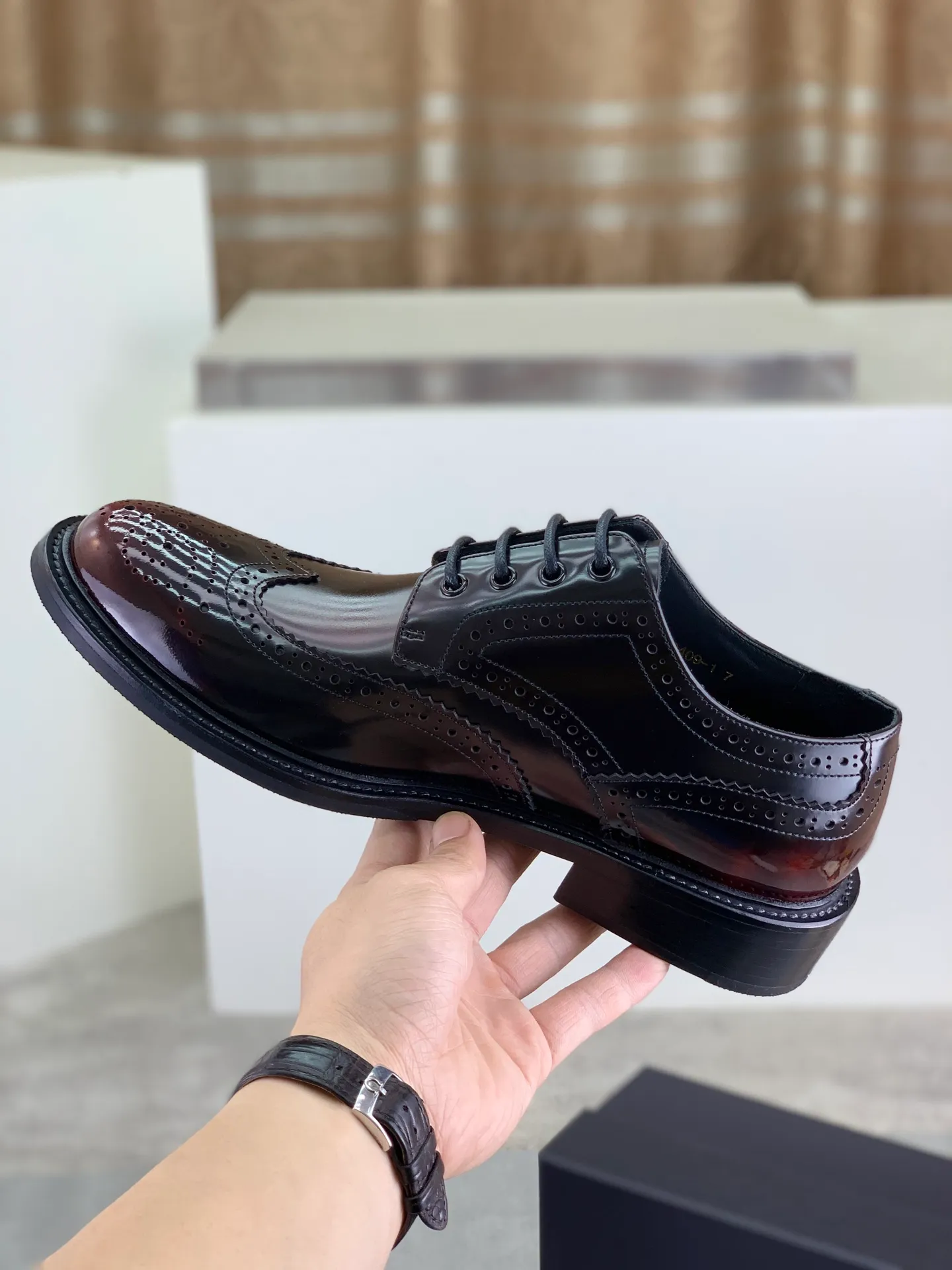 Factory price P980 💰 (genuine leather outsole series) original quality, top version 🔱 ＰＲＡＤＡPrada. Men's business casual leather shoes, top quality cow leather. 1:1 shipment⬆️Luxurious and noble👞All imported original color-changed cowhide, just to create a more comfortable wearing experience. Upper: Original comfortable selected high-end color-changed calfskin➕Top imported water-dyed full cow lining, original lightweight and comfortable high-grade genuine leather outsole✔️Code number: 39-44 (38 45 46 47 can be customized)